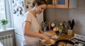 Вот так жарят гренки "как в детстве" с молоком и яйцом: румяные, пышные, хрустящие - так вкусно, хоть весь батон жарь