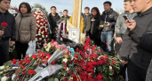 Бронзовый памятник установили на могиле рэпера Паши Техника