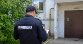 Женщина выбросила сумку из окна и пыталась вылезти сама