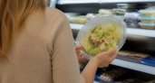 Москвич обнаружил жука в запечатанном салате из «ВкусВилла»