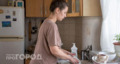 Перестала тратить литры воды при мытье посуды: простой трюк профессионалов для экономии ваших денег