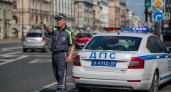 В Москве Ford Mustang после столкновения вылетел на лестницу у метро