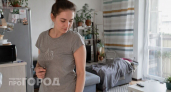 Взяла копеечный кухонный венчик вместо пылесоса: делюсь простым трюком для быстрой чистки любого ковра