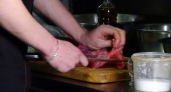 Вы годами совершаете эту ошибку: почему одна доска для мяса и овощей превращает кухню в рассадник заразы