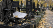 На Кунцевском кладбище открыли памятник Тиграну Кеосаяну в виде режиссерского кресла