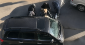 В Москве силовики заблокировали черный Land Cruiser у офиса IT-компании и задержали пятерых человек