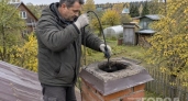 Бросьте две горсти в топку перед растопкой: сажа сама осыплется со стенок трубы и вернет печи мощную тягу