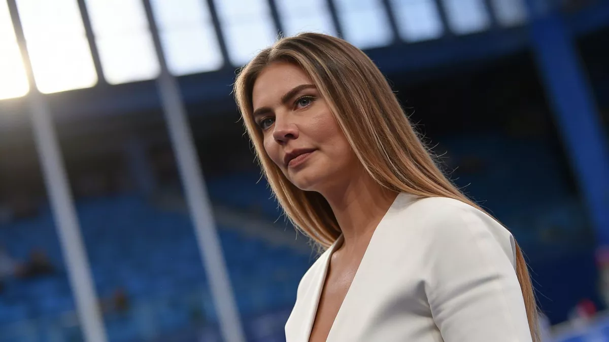 42-летняя Кабаева сменила строгий образ на дерзкий look с «пляжными волнами»