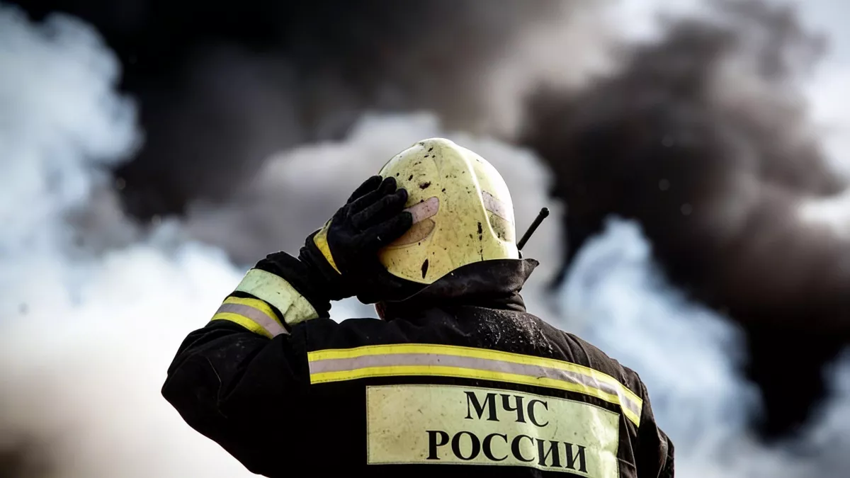 Обломки БПЛА подожгли склад в Краснодаре: 53 спасателя тушат огонь