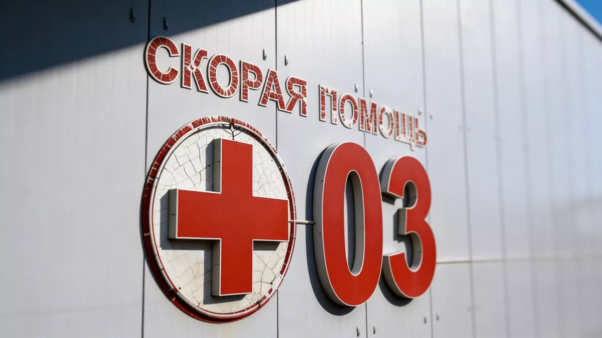 Три бригады скорой выехали на столкновение внедорожника и микроавтобуса на Сахалине