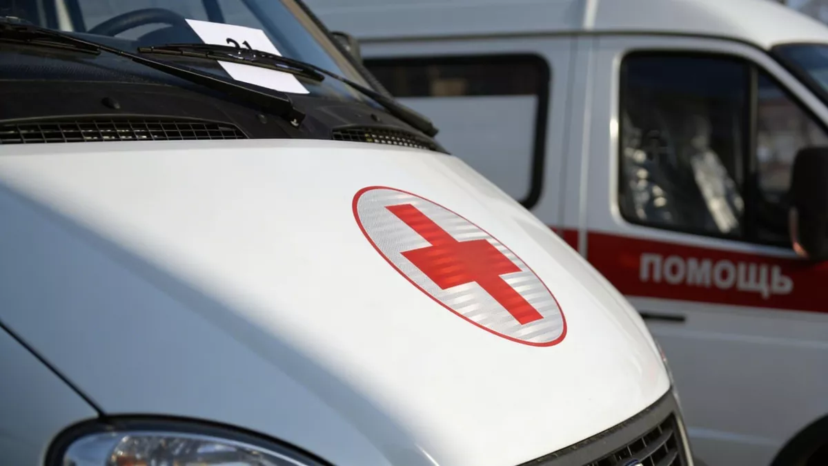 Штырь из асфальта пробил Toyota насквозь и ранил женщину