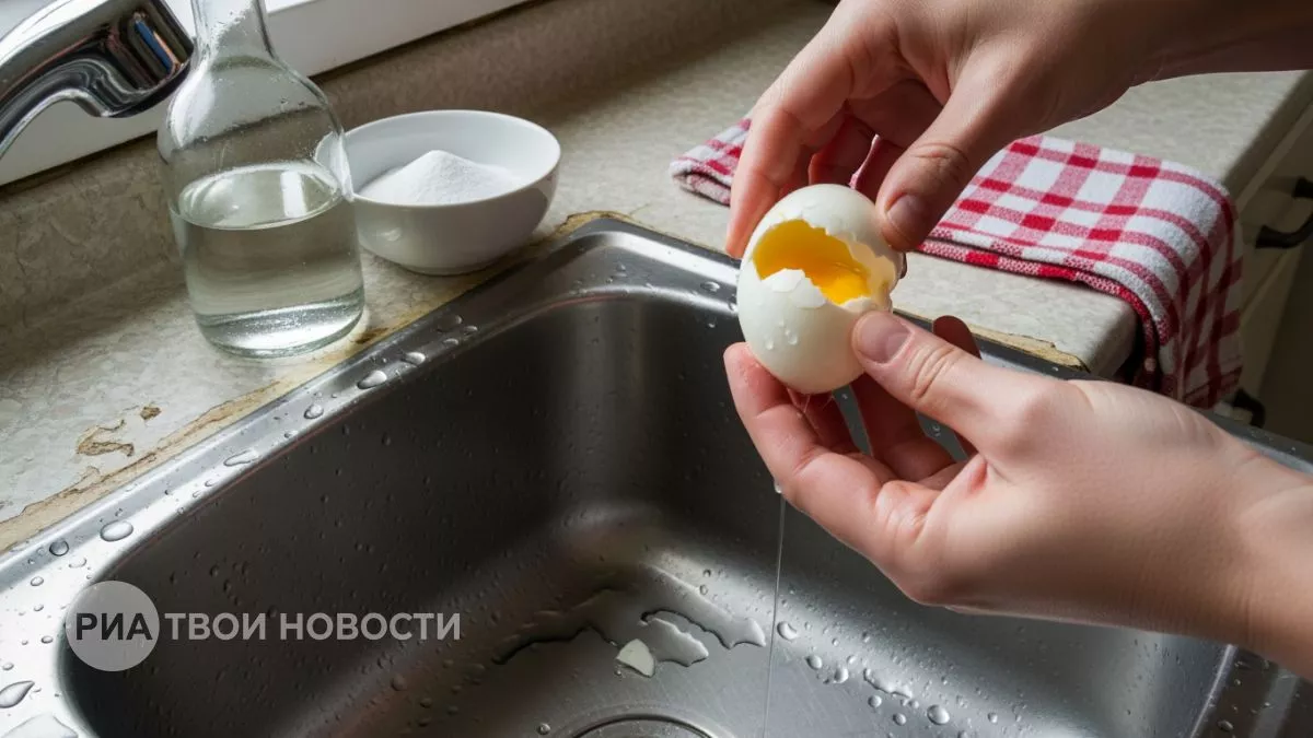 Насыпаю щепотку этого порошка в кастрюлю — и яйца очищаются от скорлупы за пару движений