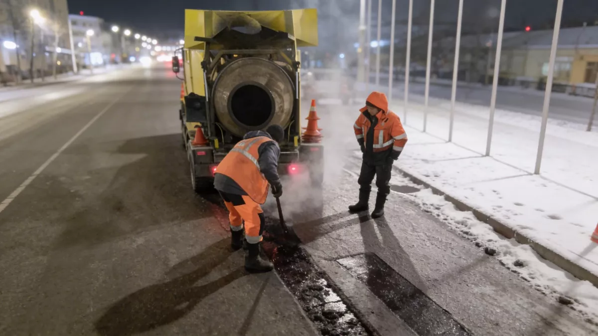 На Красной площади в Курске снова латают ямы после провального ремонта