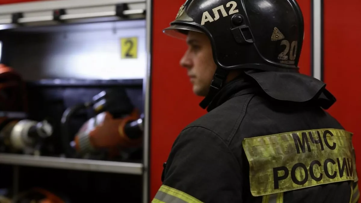 Четыре пожарных расчёта тушат нефтебазу в Лабинске после атаки дрона