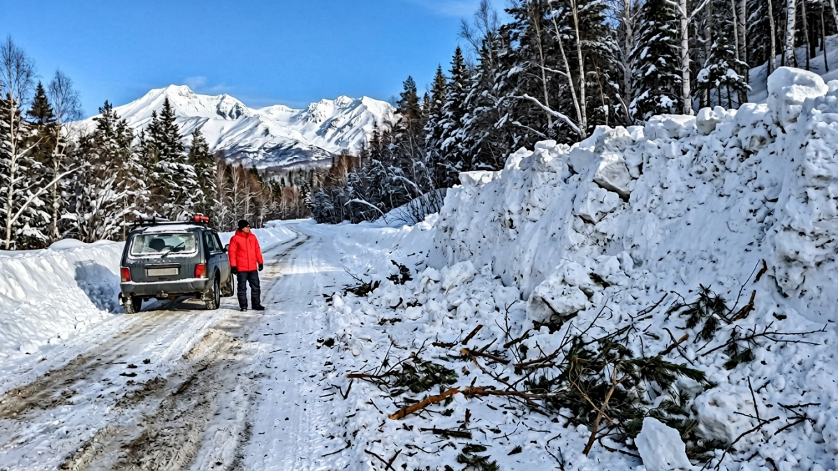 На Камчатке лавина высотой с трёхэтажный дом накрыла дорогу