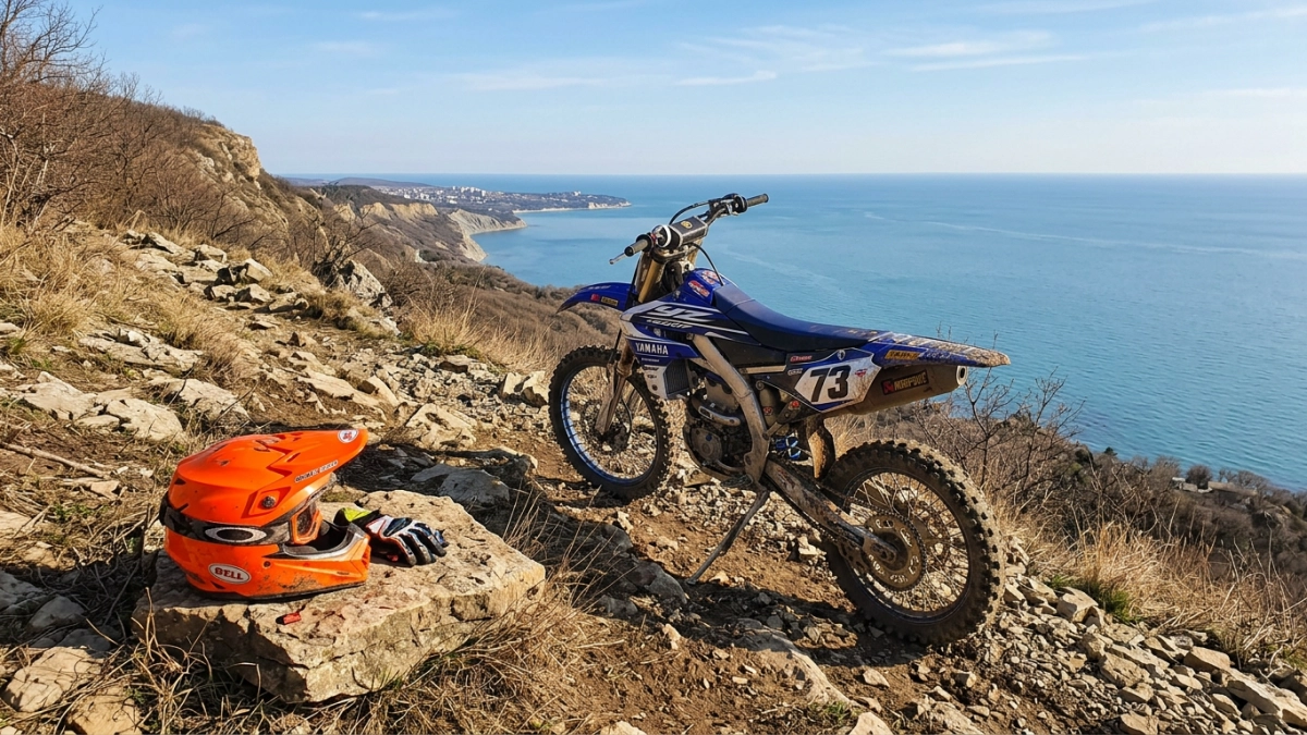 Чемпион Беларуси по эндуро сорвался со скалы в Геленджике и сломал руку