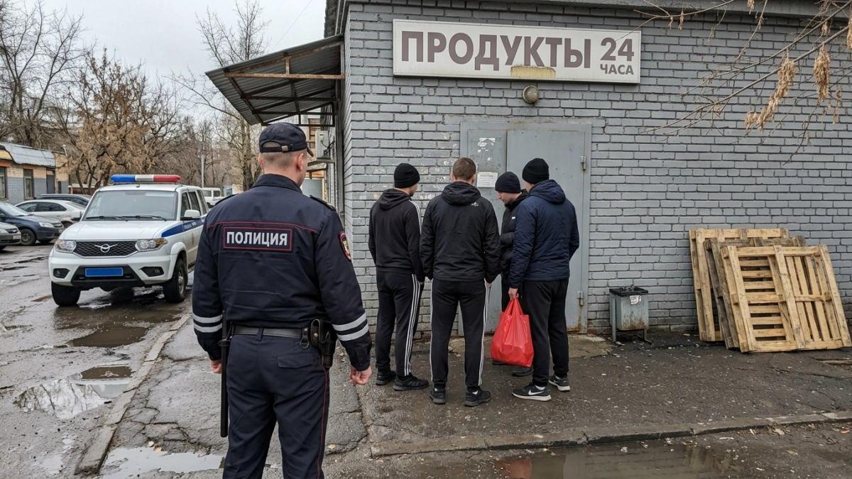 Пьяная компания ударила полицейского пощёчину за замечание у магазина