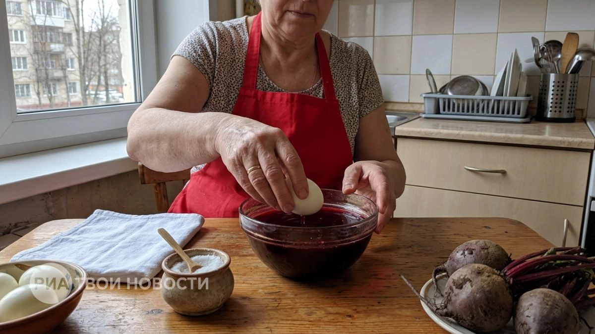Бросаю в воду одну копеечную добавку и получаю гладкие яйца насыщенного малинового цвета как с картинки