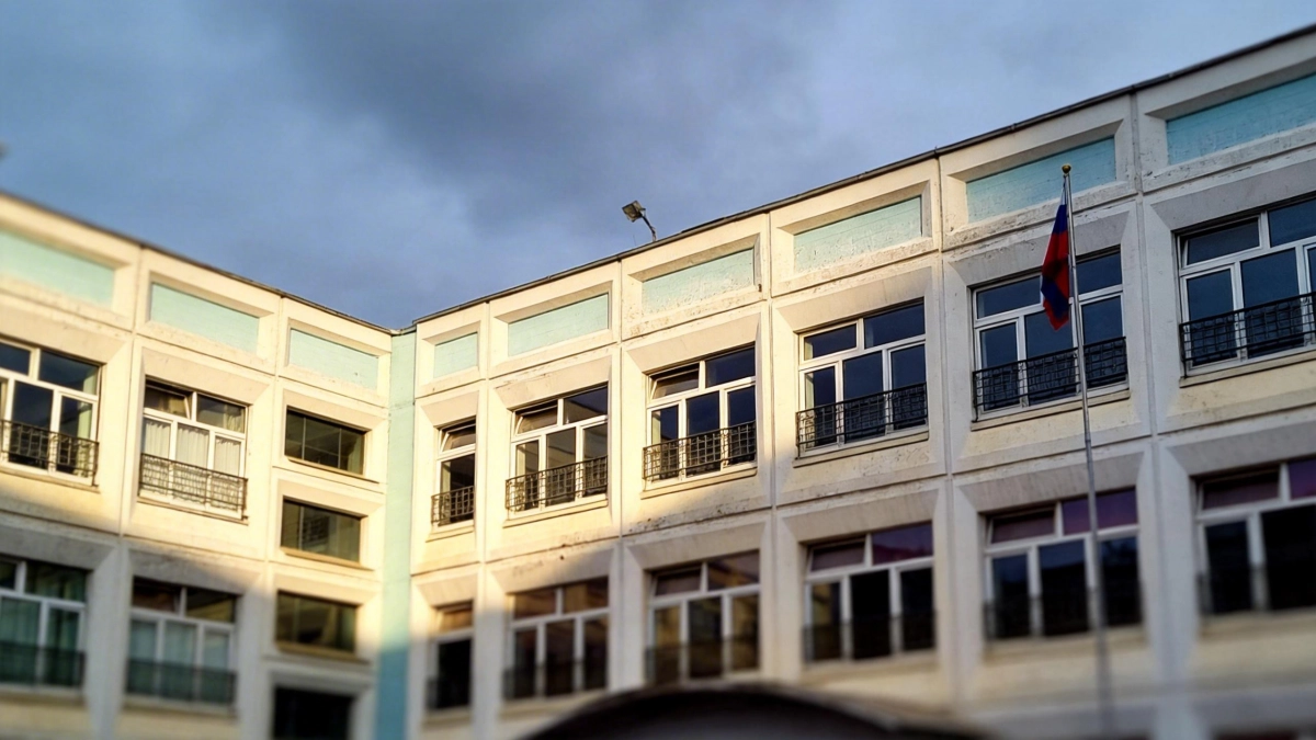 В кургановской гимназии старшеклассница избила и остригла семиклассницу из-за вейпа