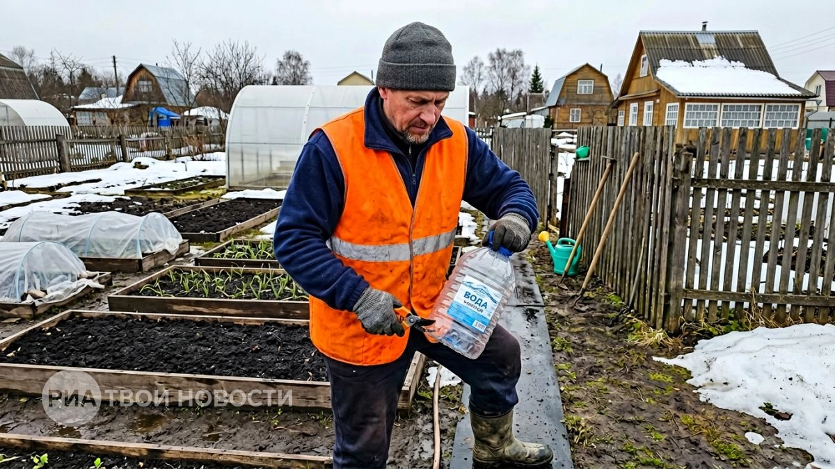 Не выбрасываю пластиковые бутылки с осени и к лету собираю набор из 5 хитрых дачных приспособлений