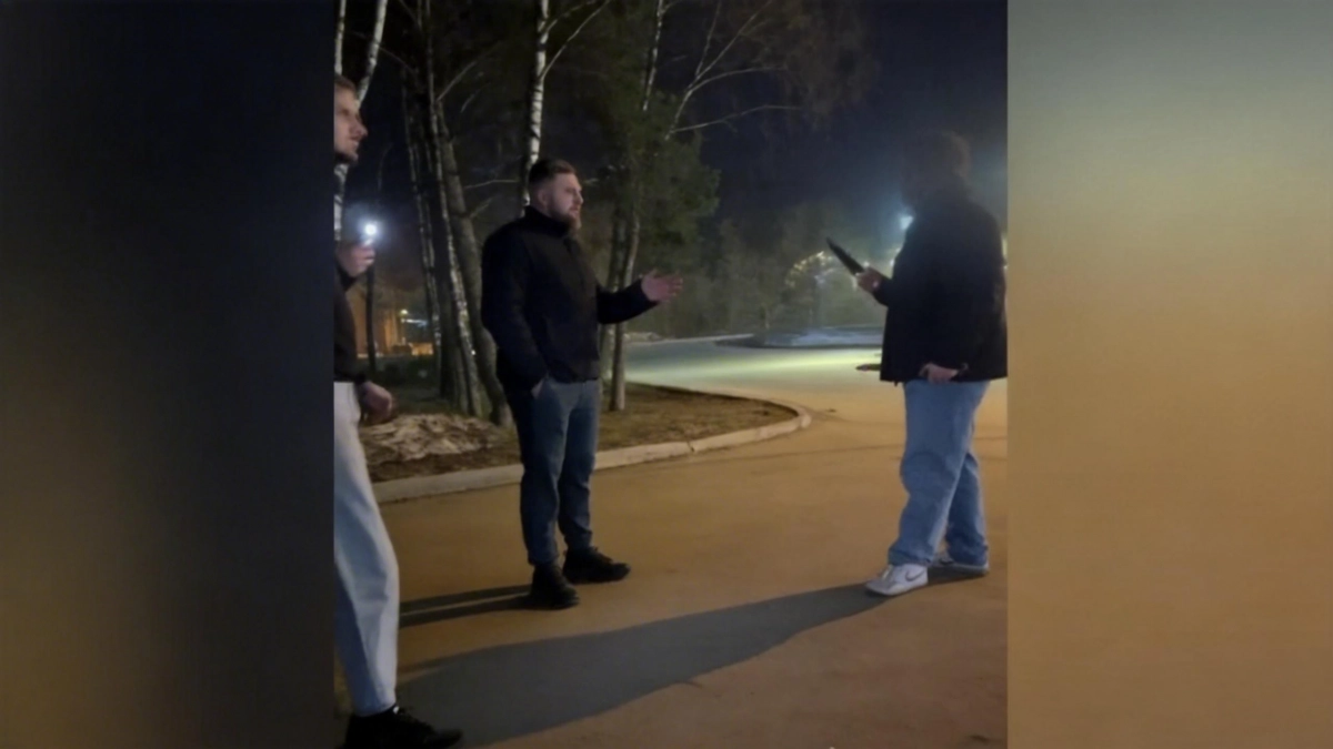 Полицейский не при исполнении обезоружил пьяного с двумя ножами — и получил ранение