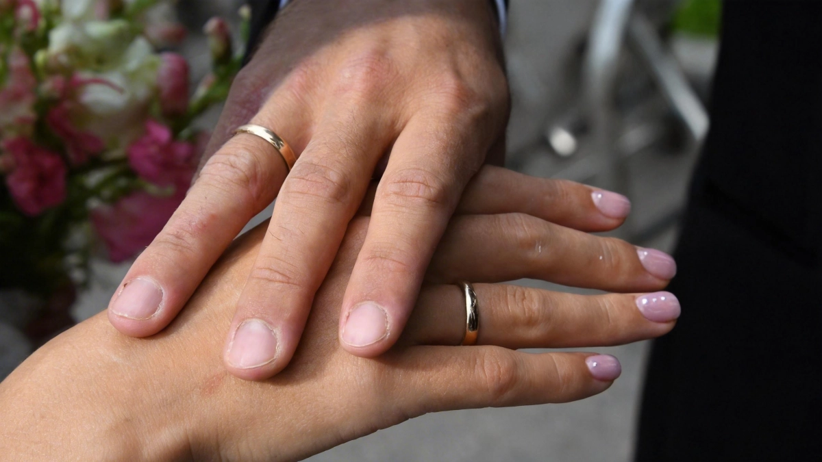 Бросила телефон в лицо из-за измены жениха: суд вынес приговор подружке невесты