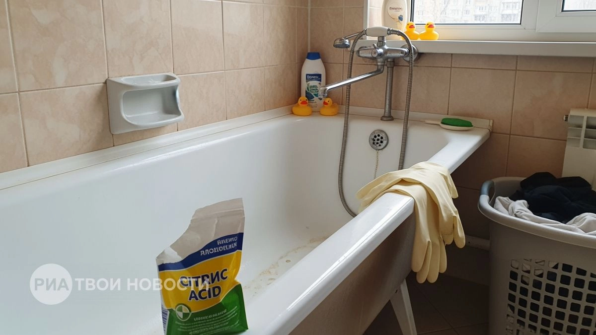 Забудьте про дорогую бытовую химию: это копеечное средство из аптеки возвращает ванне ослепительный блеск