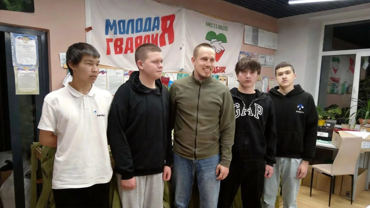 Студенты Елабужского колледжа плетут маскировочные сети для бойцов