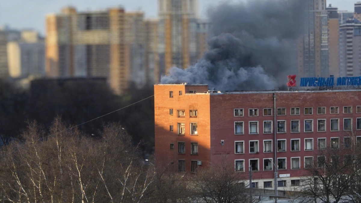 Пожар в автосервисе Петербурга: огонь охватил двухэтажное здание
