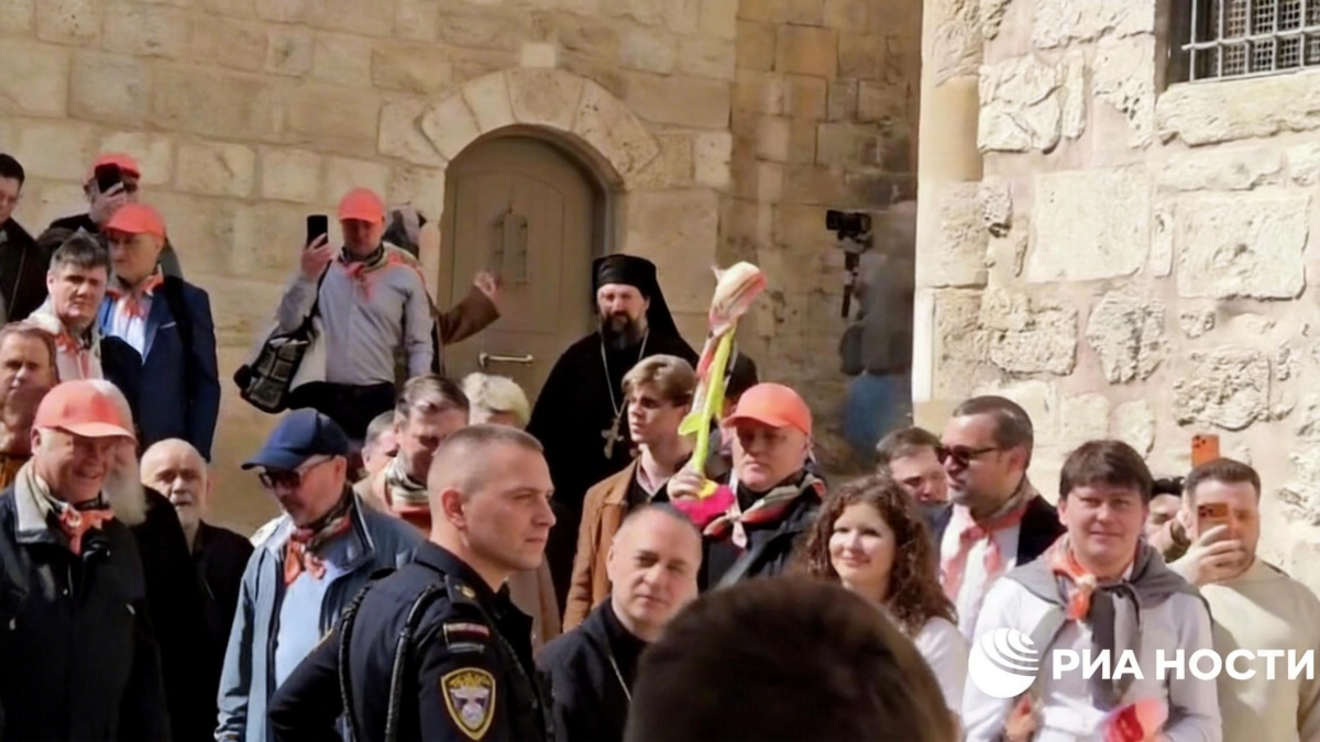 Делегация Фонда Андрея Первозванного вошла в храм Гроба Господня за Благодатным огнём