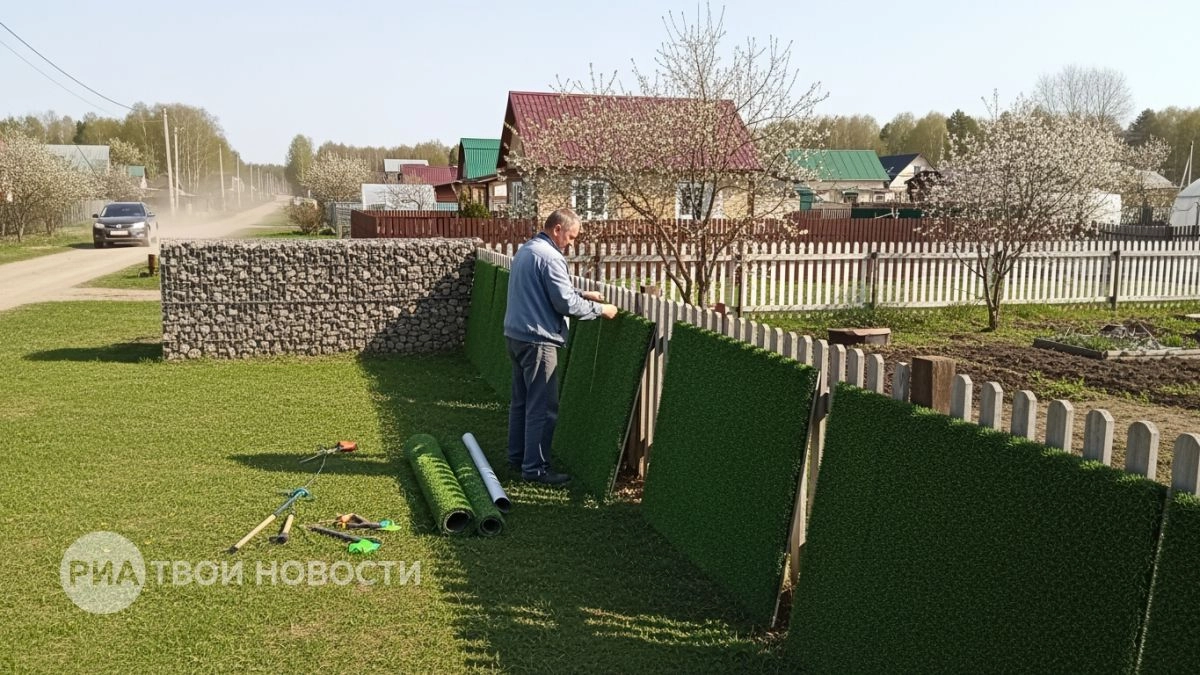 Хватит портить участок скучным профлистом: узнайте как сделать стильный забор для полной приватности дома