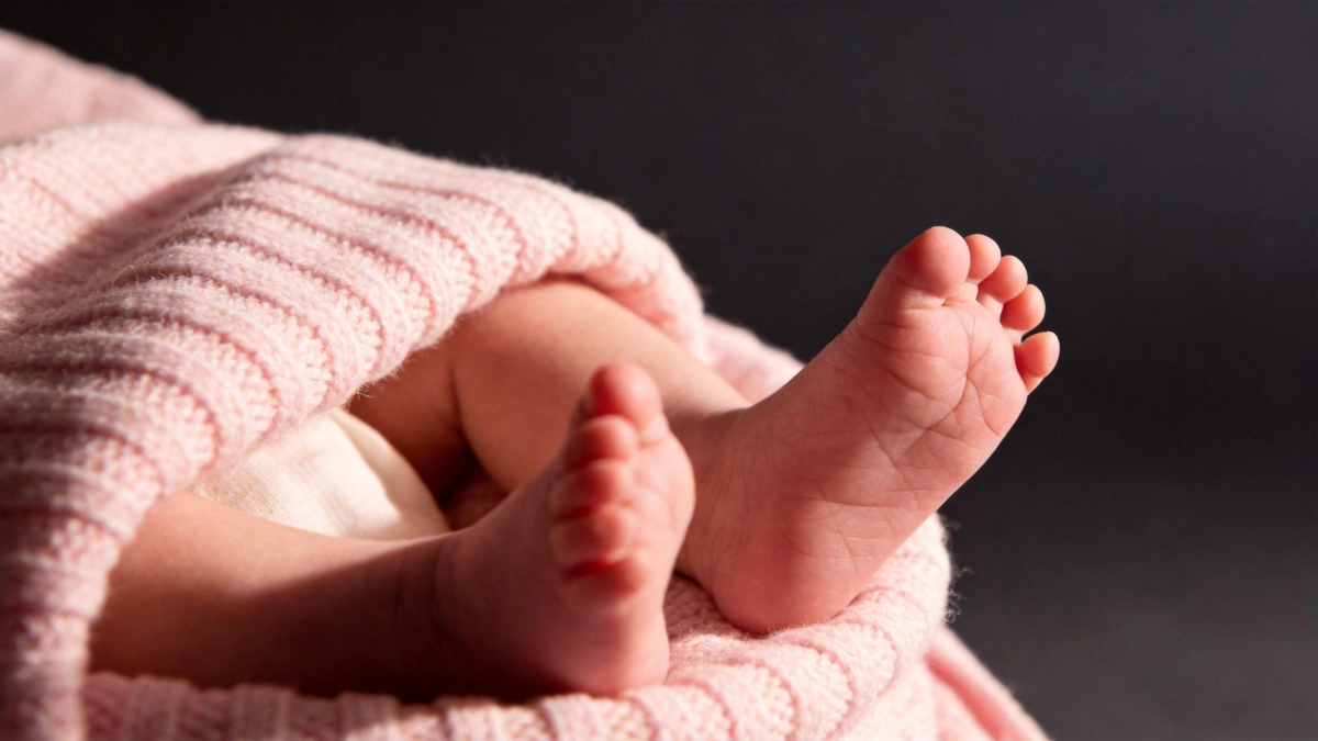 В Тюмени нашли младенца под листьями в парке — девочку не спасли