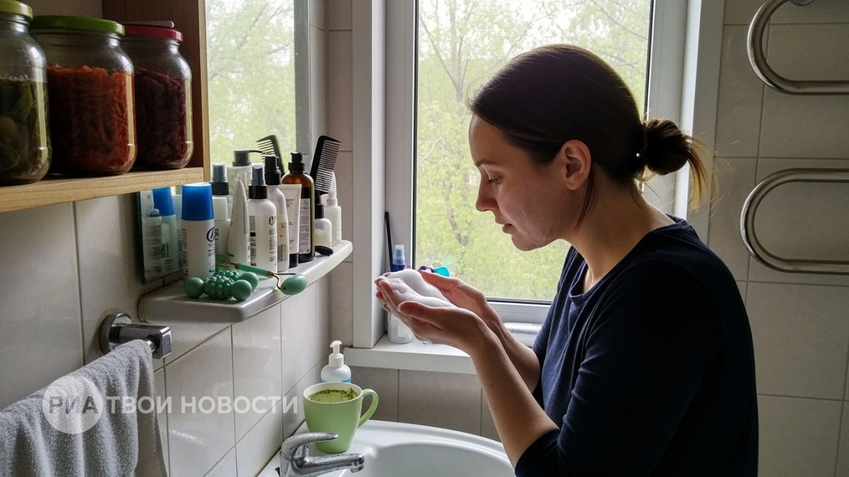 Стирай возраст с лица за пару минут: простая корейская привычка, которая работает лучше дорогих процедур