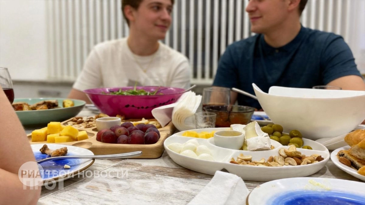 Забудьте про обеденный стол на кухне: дизайнеры показали стильную замену, которая освобождает массу места