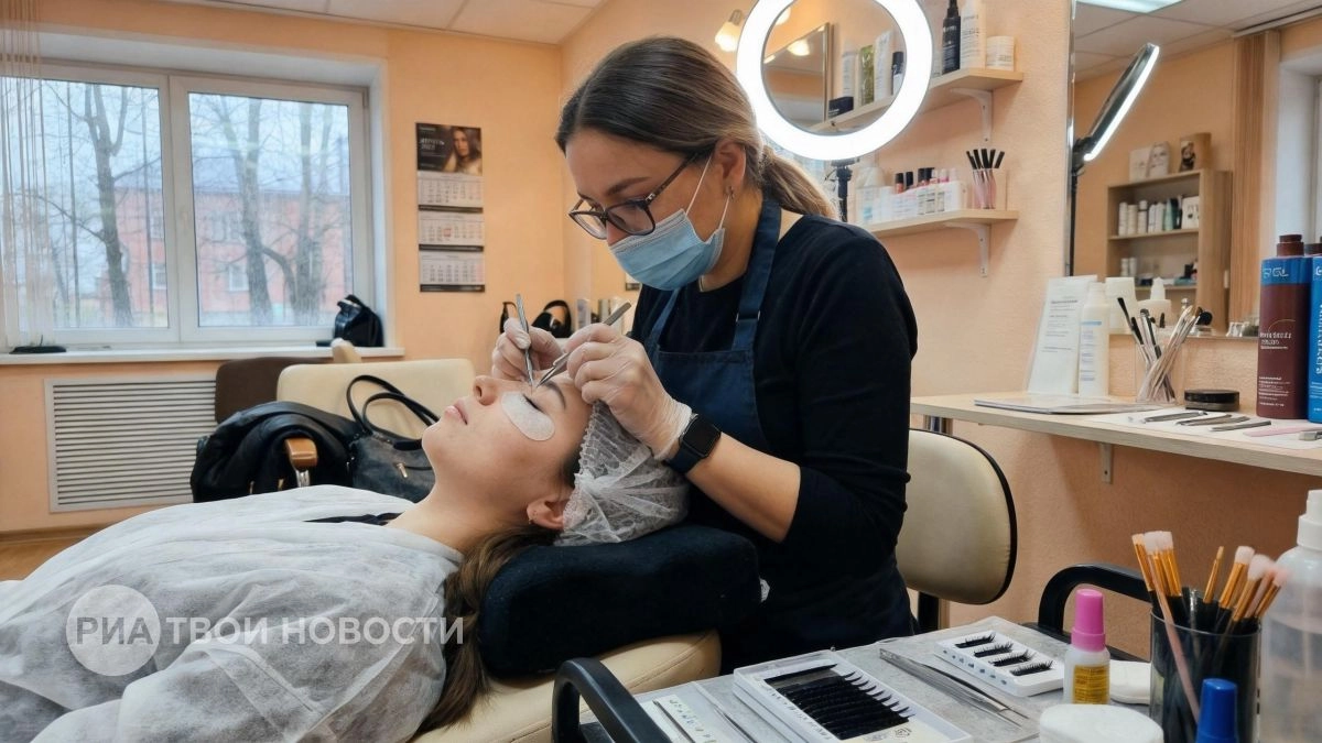 Забудьте про эффект кукольных глаз: стилисты переходят на естественность и назвали пять лучших альтернатив