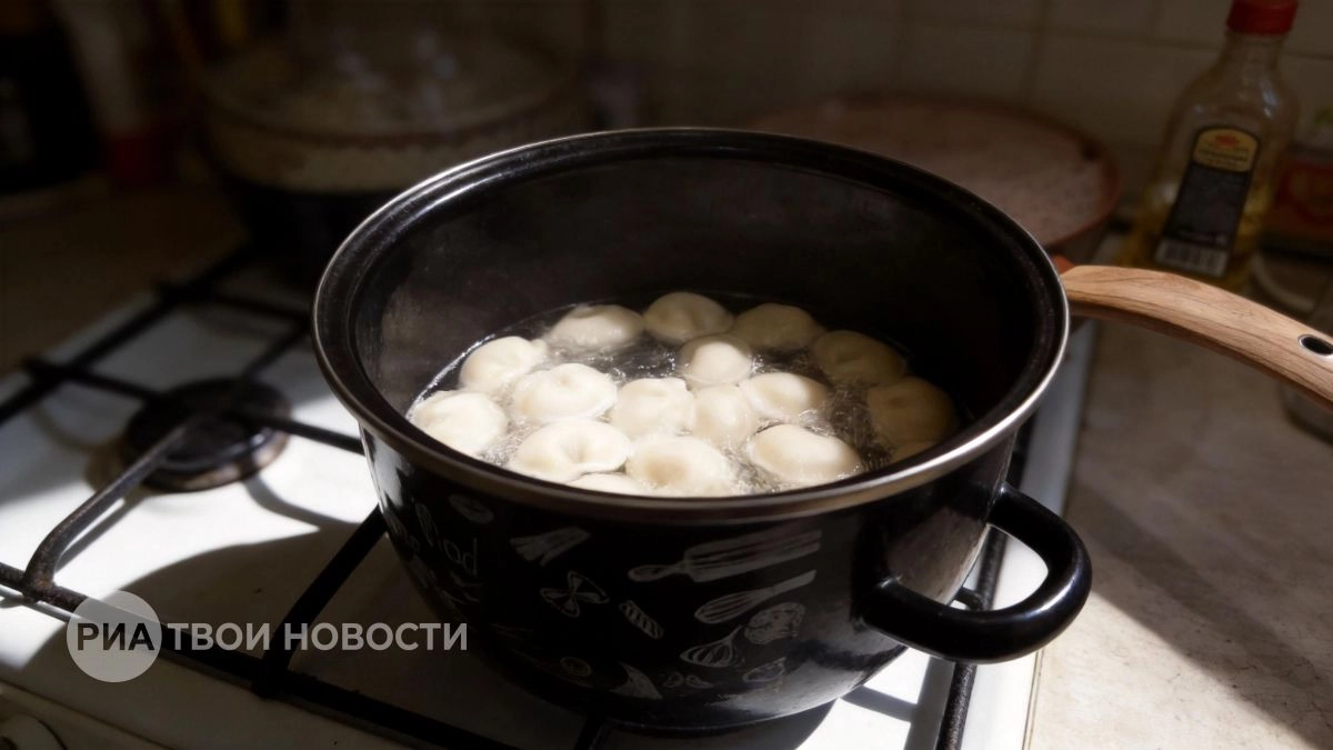 Прекратите портить пельмени при варке: один стакан ледяной воды меняет всё и удерживает сок внутри теста
