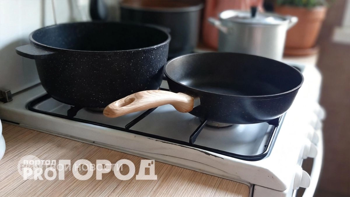 Забудьте про покупную химию: теперь мои сковородки сияют как новые благодаря простому ресторанному методу