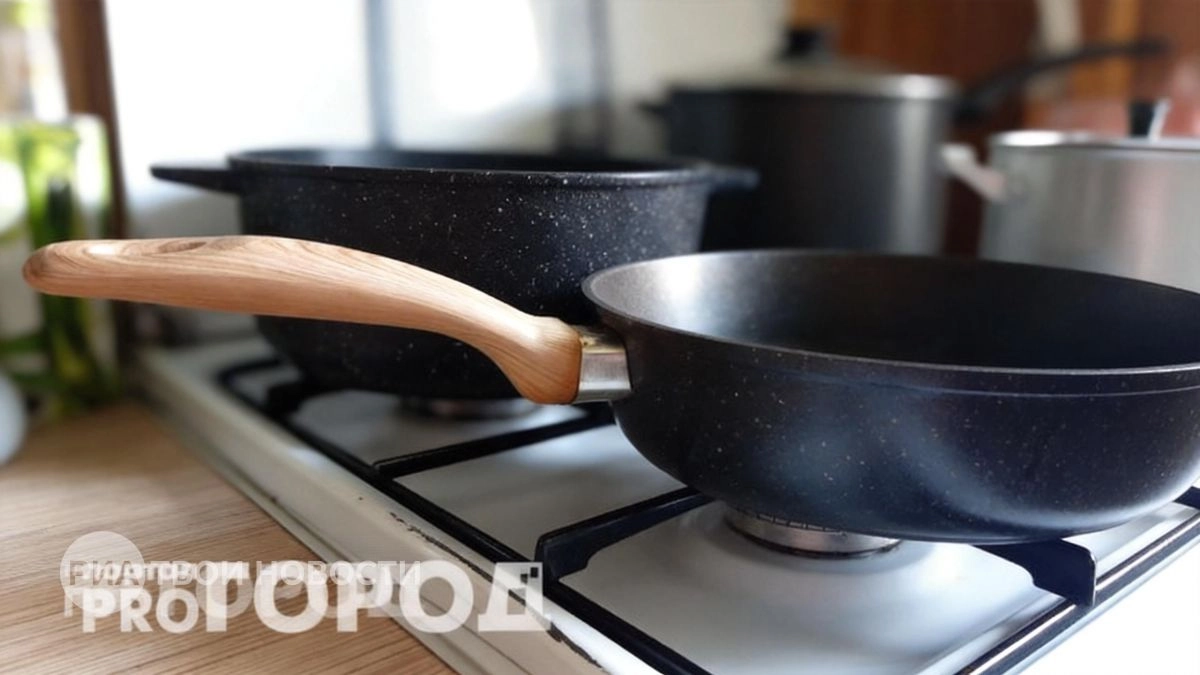 Хватит мучиться с жирным налетом: профессиональный ресторанный способ очистить сковородки до идеального блеска