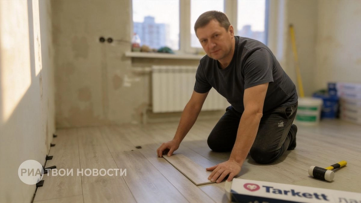 Забудьте про дорогой ламинат: этот практичный материал имитирует дерево и экономит бюджет в два раза