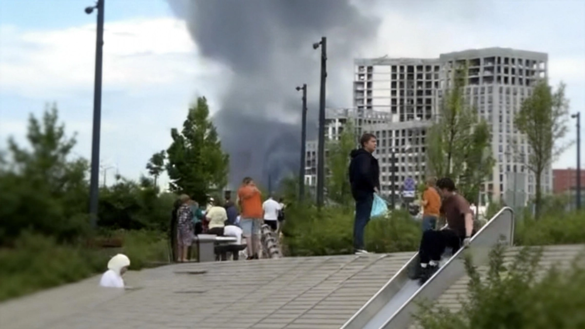 На рынке стройматериалов «Тополёк» в Новой Москве вспыхнул павильон
