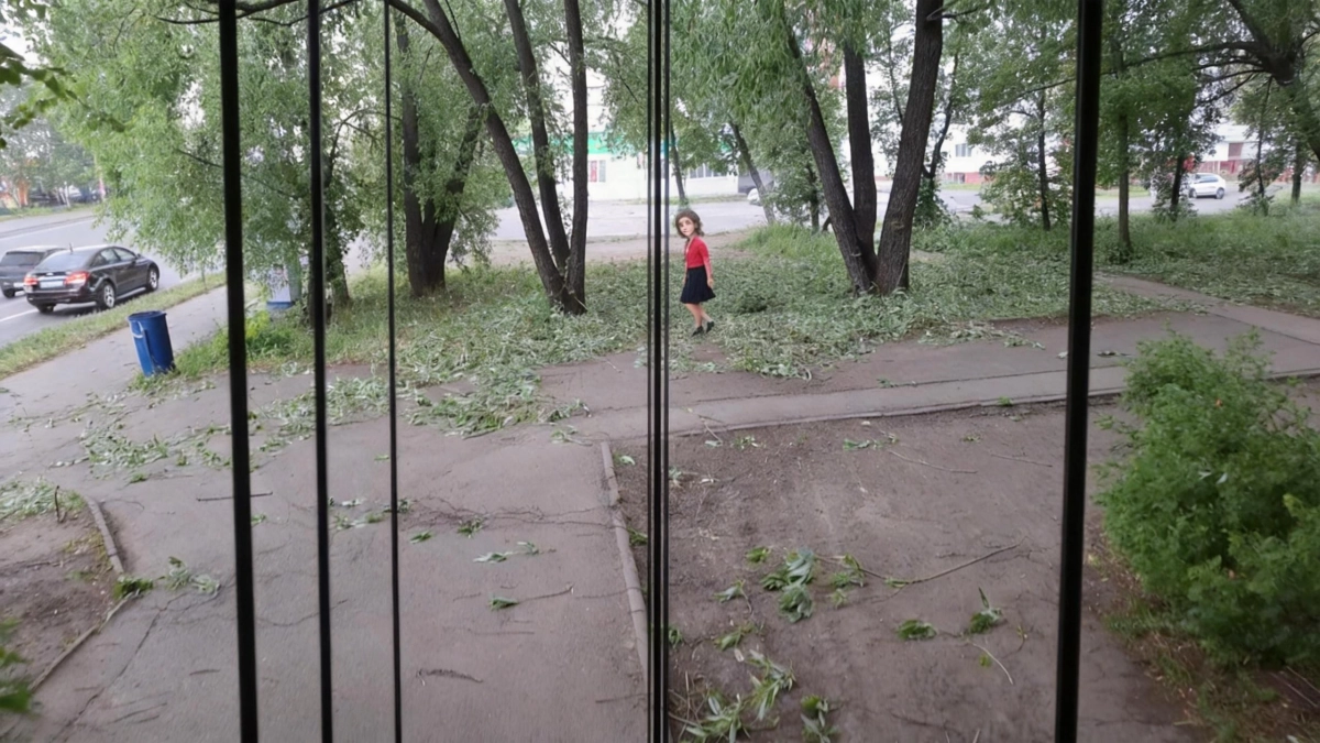 Ураган в Челябинске повалил деревья, сорвал кровли и оставил Ленинский район без света