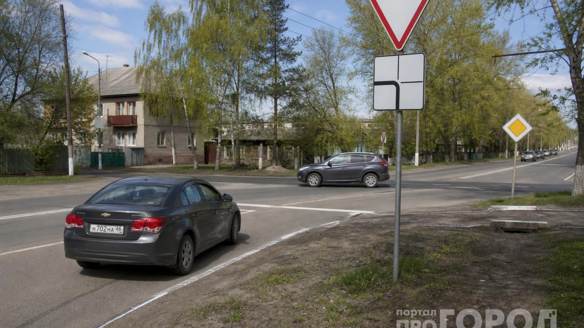 Зачем многие водители держатся левого ряда на пустой трассе: теперь за такую хитрость придется платить