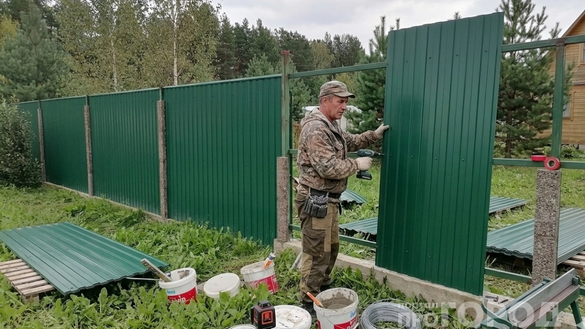 Забор из профлиста больше не выглядит дешево: уникальная технология "мыльного бетона" своими руками