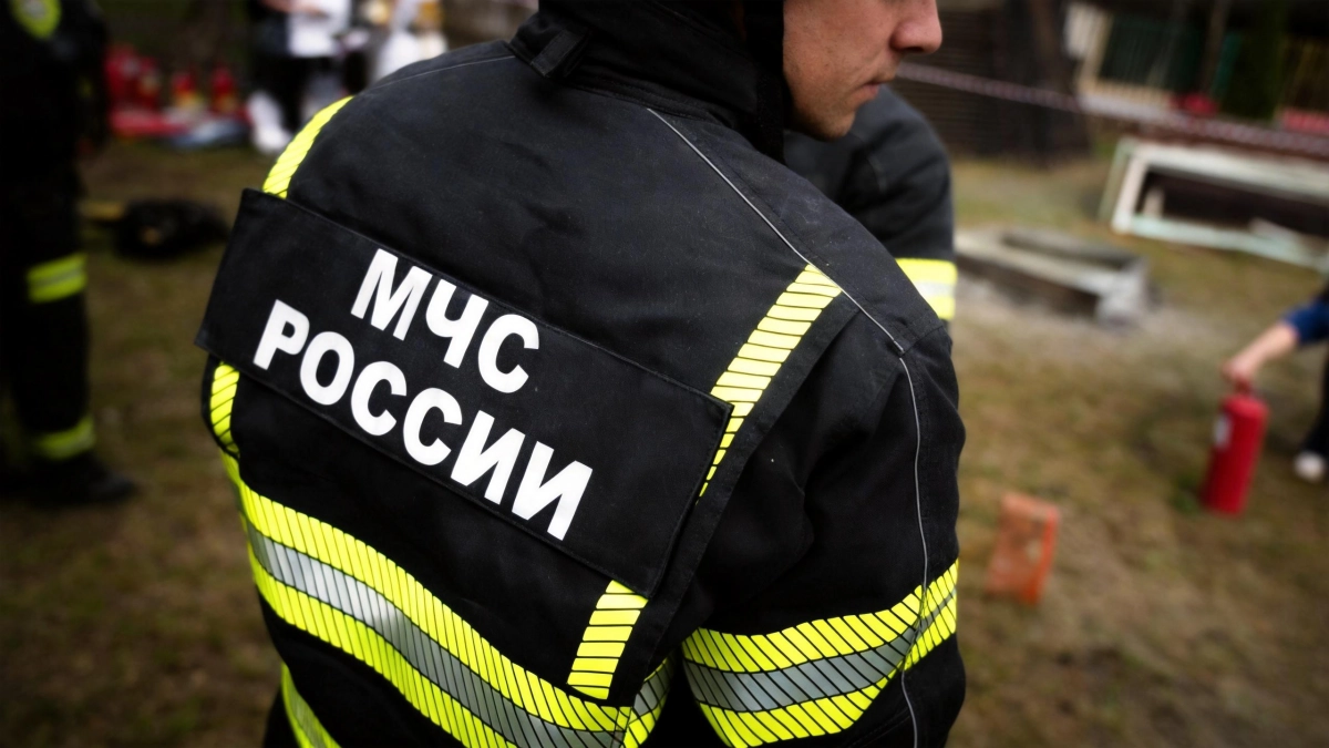 Пожарные МЧС погибли при тушении огня от сбитого дрона в Смоленской области