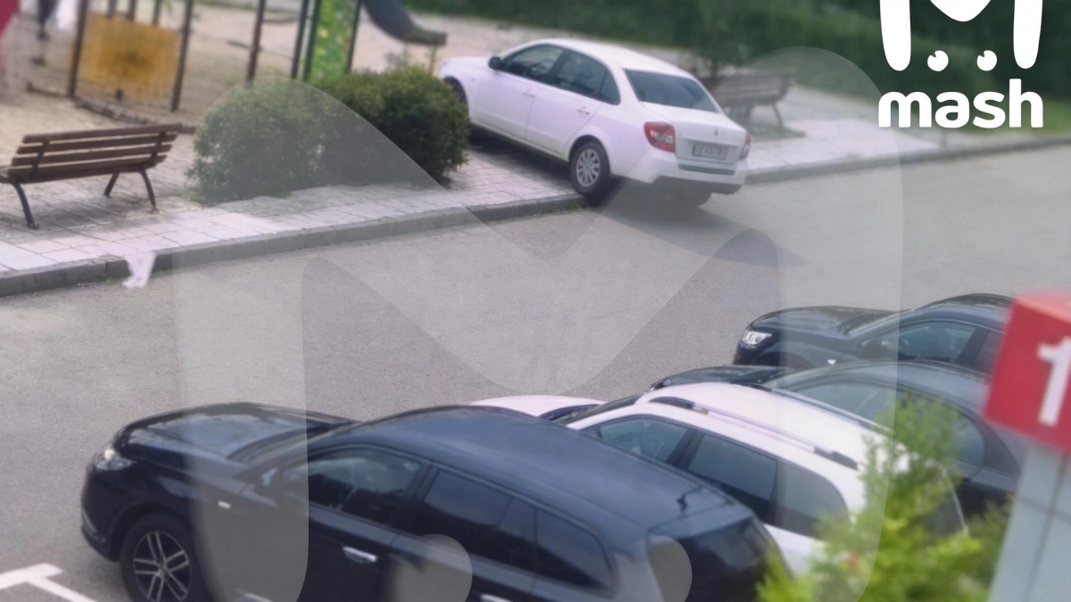 Двухлетний малыш завёл машину и въехал в детскую площадку в Воронеже