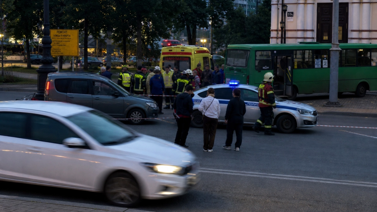 Опубликовано видео ДТП с автобусом, протаранившим толпу и врезавшимся в храм