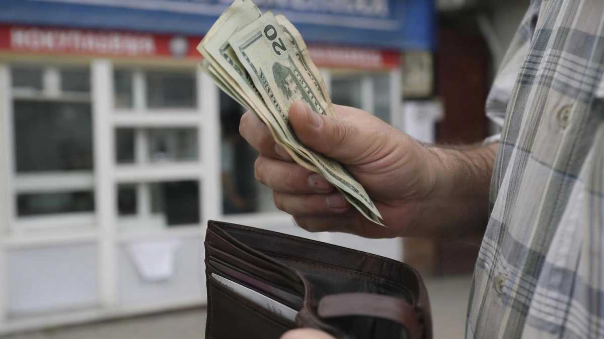Наценка на новые доллары достигла 2,80 рубля перед отпускным сезоном