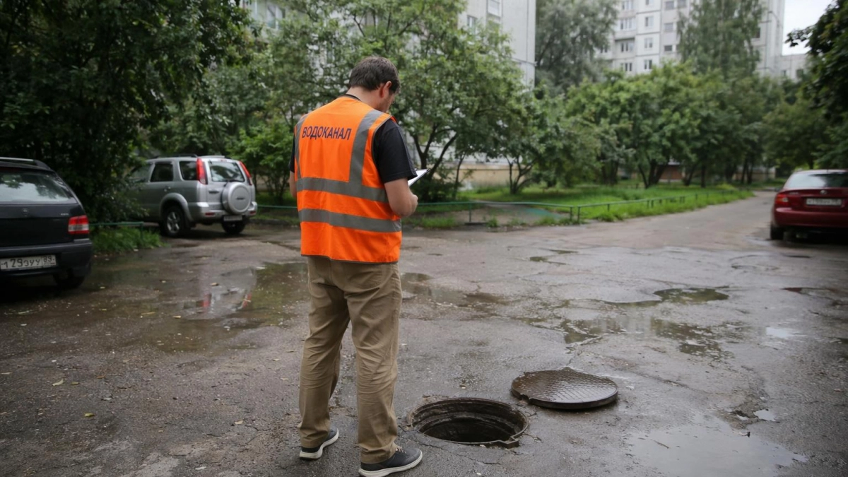 Двор в центре Краснодара затоплен канализационными стоками после ливней