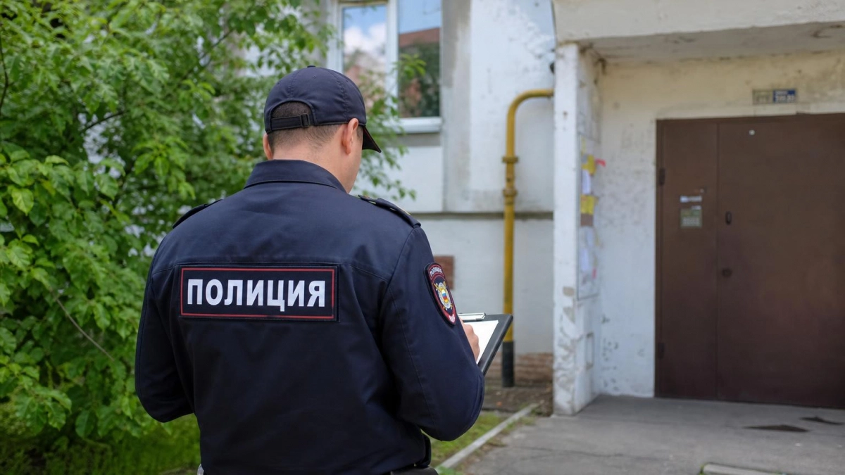 Женщина выбросила сумку из окна и пыталась вылезти сама