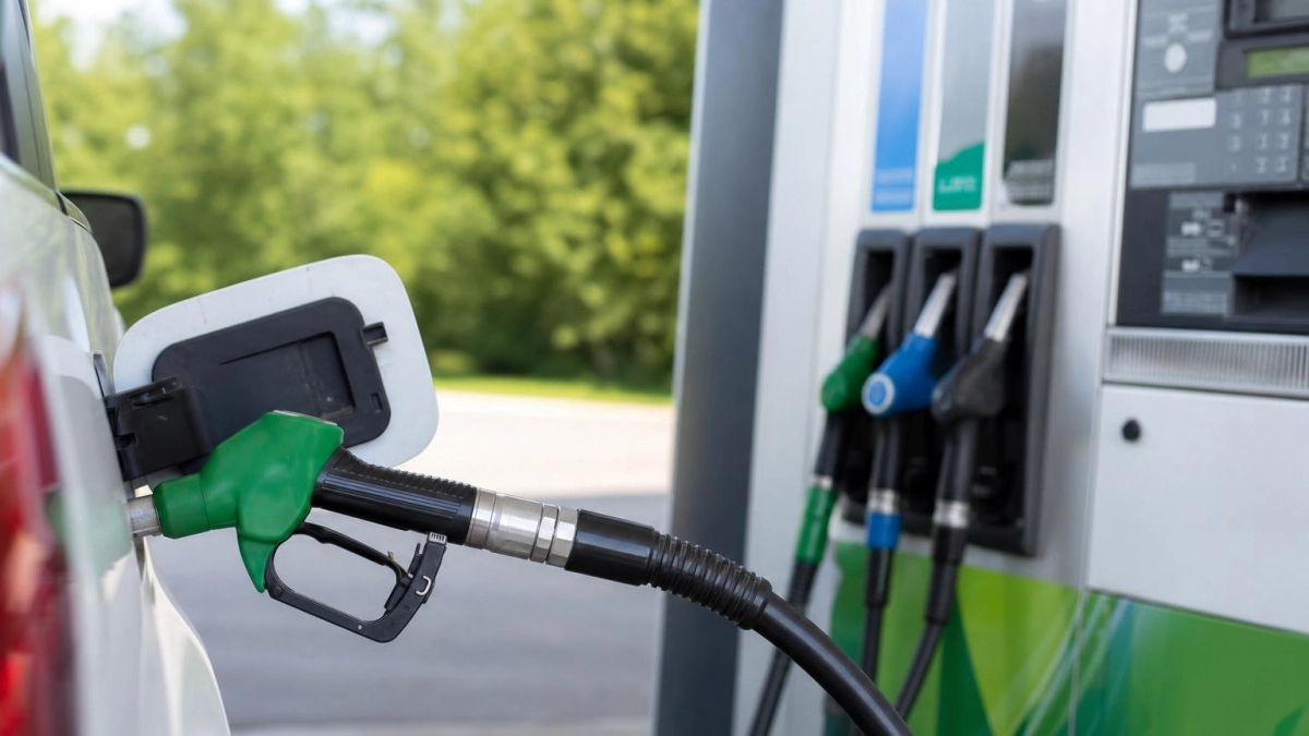 Обломки сбитого БПЛА вызвали пожар на нефтебазе в Полтавской